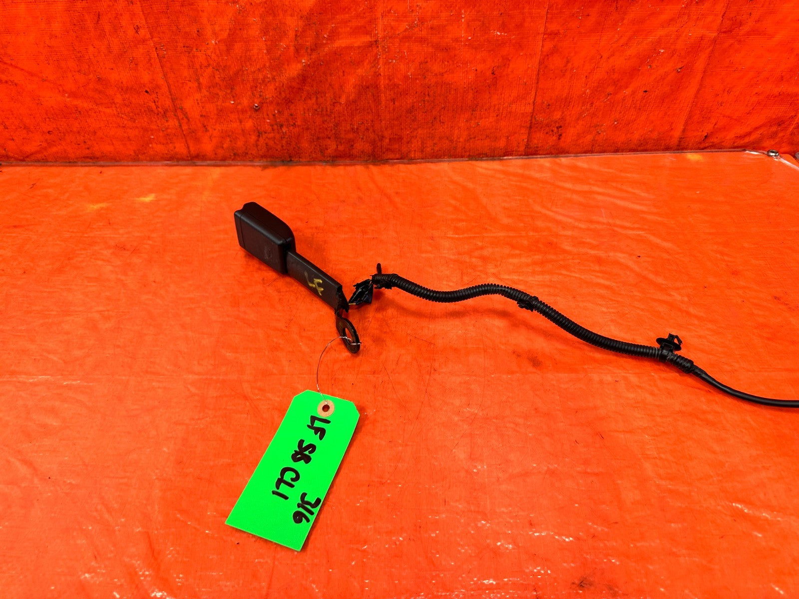 14 23 INFINITI Q50   DRIVER LEFT FRONT SEAT BELT BUCKLE CLIP   OEM 3162