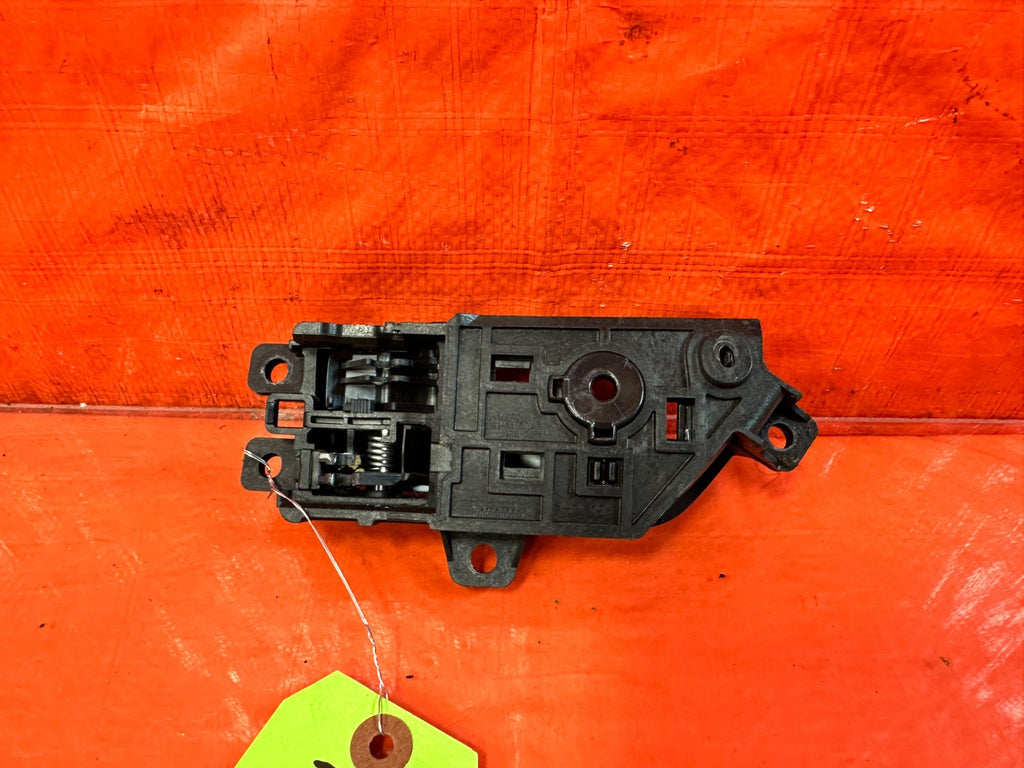 10 16 HYUNDAI GENESIS COUPE   PASSENGER RIGHT   INTERIOR DOOR HANDLE   OEM 2992