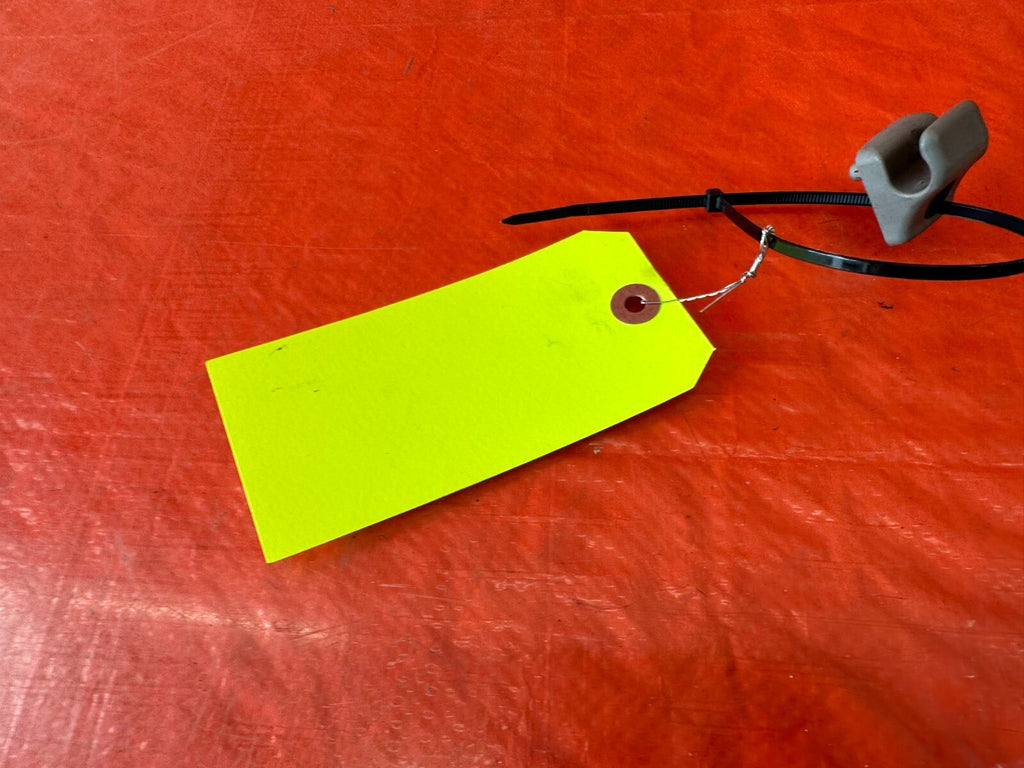 92 93 HONDA CIVIC COUPE & HATCH   SUN VISOR PLASTIC CLIP ONLY 1 CLIP OEM #2362