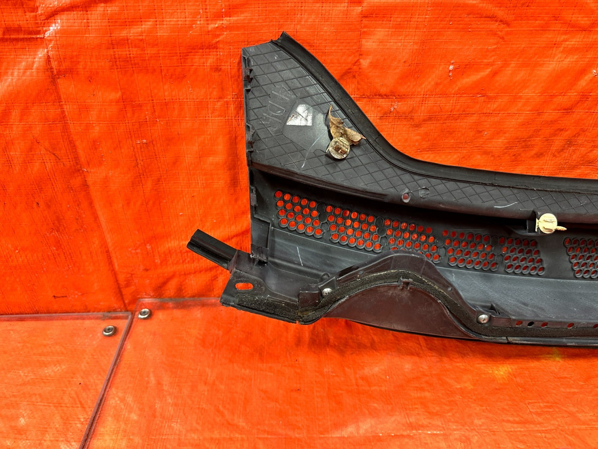 06-11 CIVIC 4D SEDAN - CENTER WINDSHIELD WIPER COWL TRIM PLASTIC OE OEM FLAW 3007