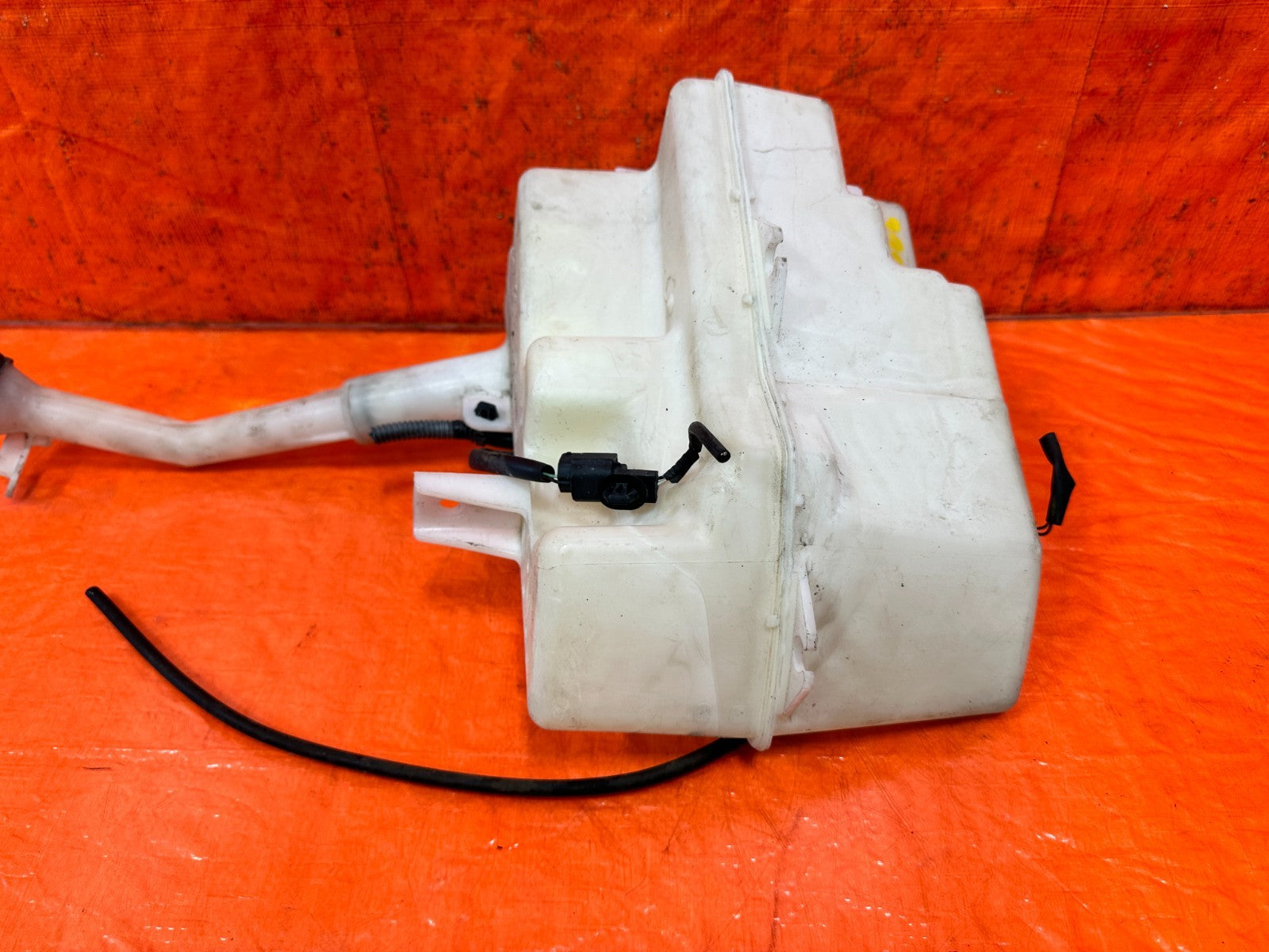 08 15 INFINITI G37 COUPE   WINDSHIELD WIPER RESERVOIR TANK W/ MOTOR    OEM 3286