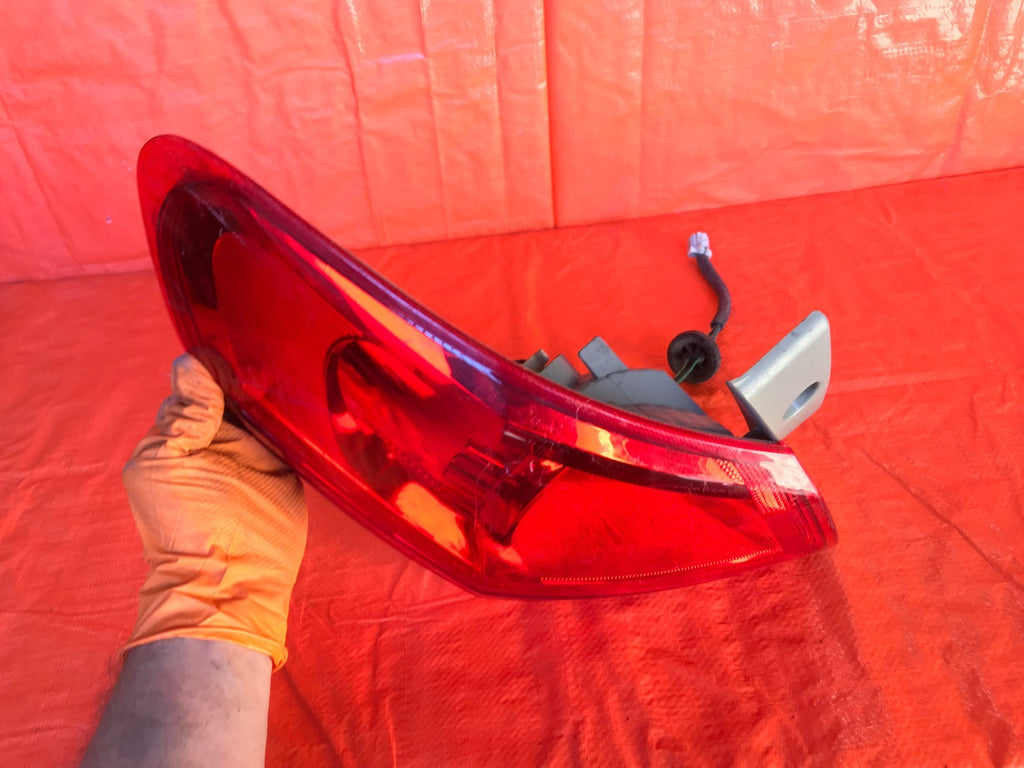 OEM 2010 2011 2012 NISSAN ROGUE DRIVER LEFT OUTER TAIL LIGHT LAMP L LH 10 11 126