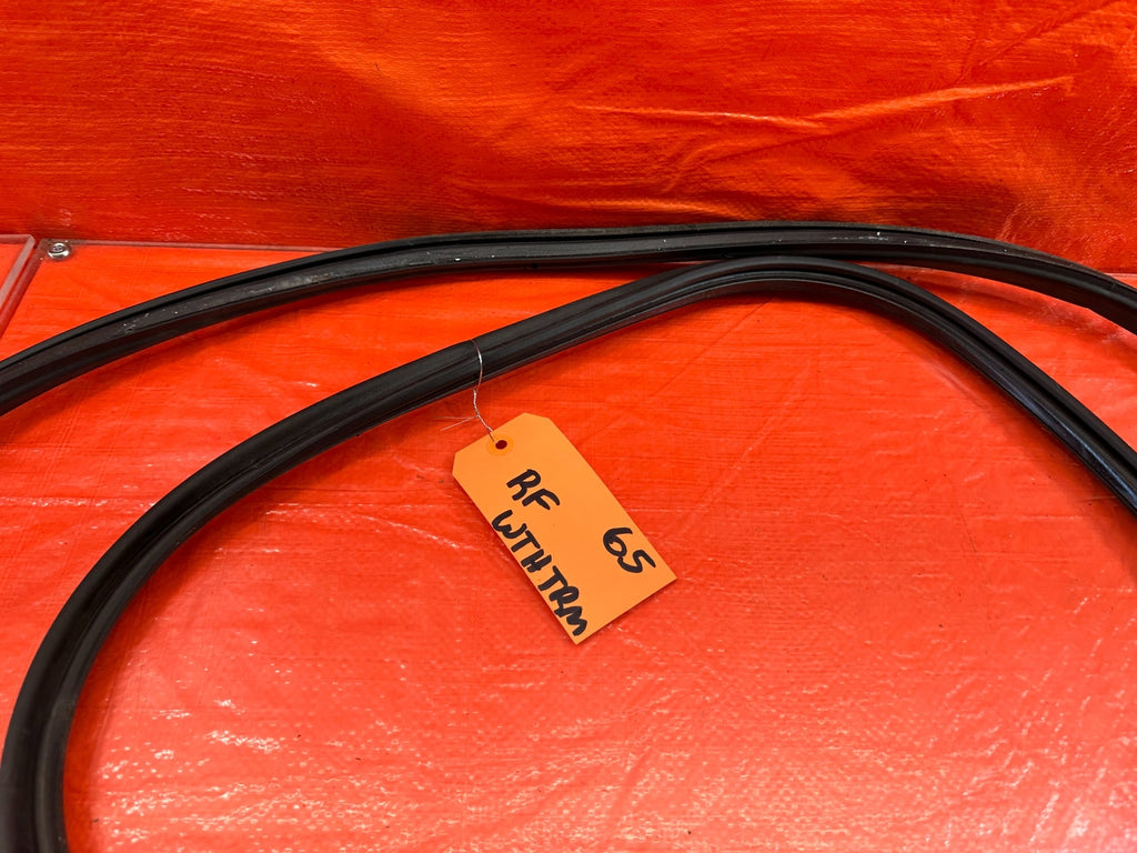 10 16 PORSCHE PANAMERA PASSENGER RIGHT FRONT DOOR WEATHER STRIP RUBBER OEM #654