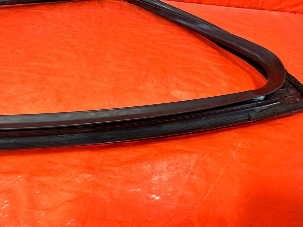 04 08 ACURA TSX   PASSENGER RIGHT REAR WINDOW GLASS RUN CHANNEL   OEM #27511