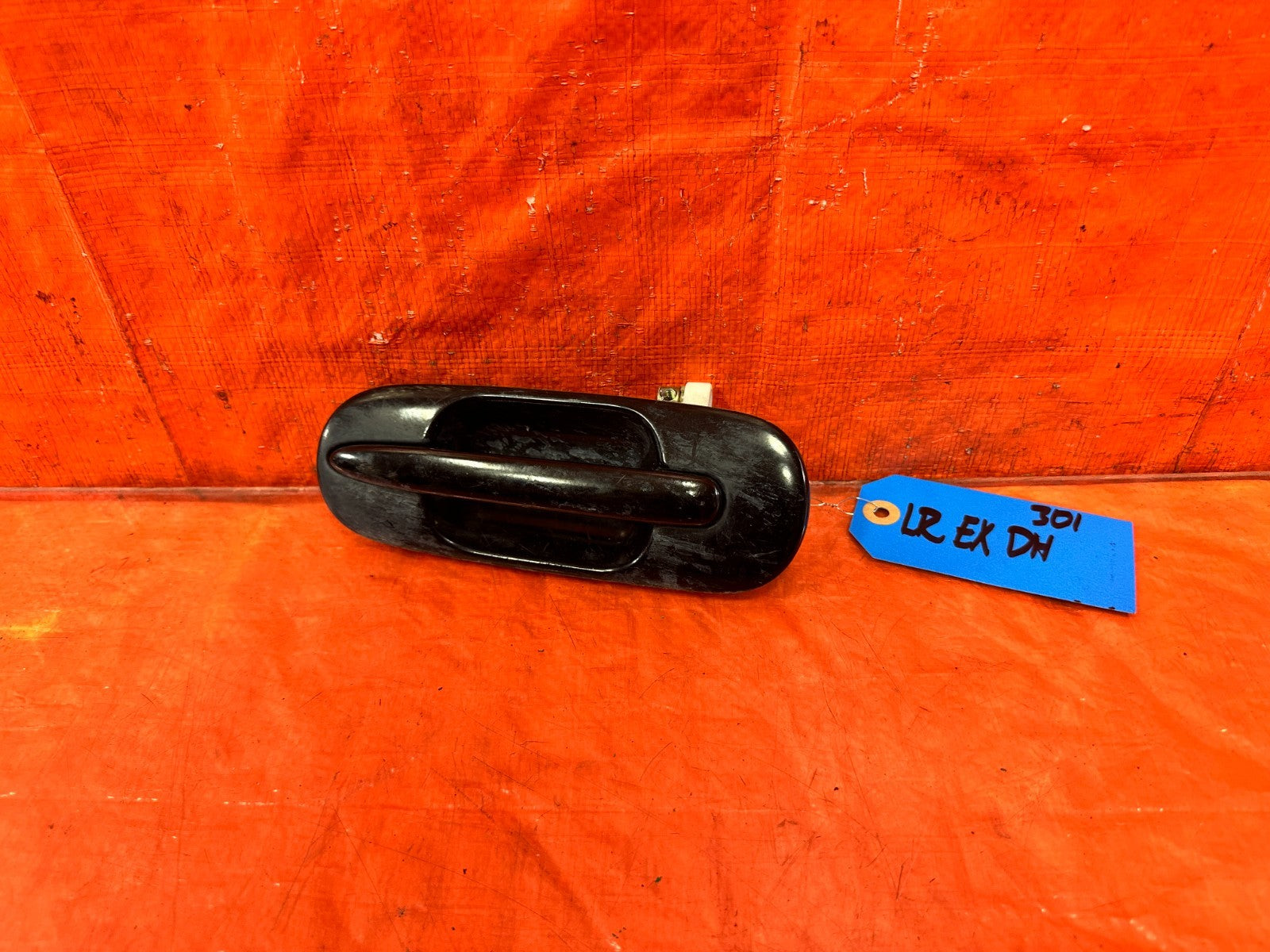 97 01 HONDA CR V CRV   EXTERIOR DOOR HANDLE   DRIVER LEFT REAR SIDE OEM 3010