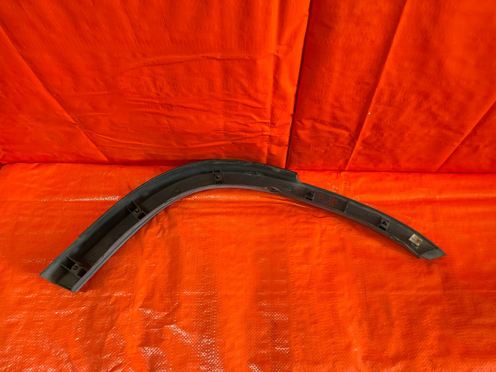 97 01 HONDA CR V CRV   PASSENGER RIGHT REAR   OVER FENDER TRIM PLASTIC   OEM OE7