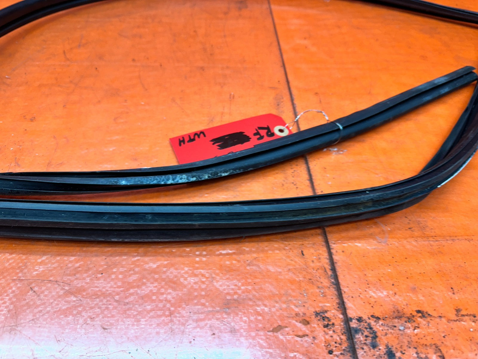 92 95 HONDA CIVIC 2D   PASSENGER RIGHT DOOR WINDOW RUN CHANNEL SEAL   OEM #33315