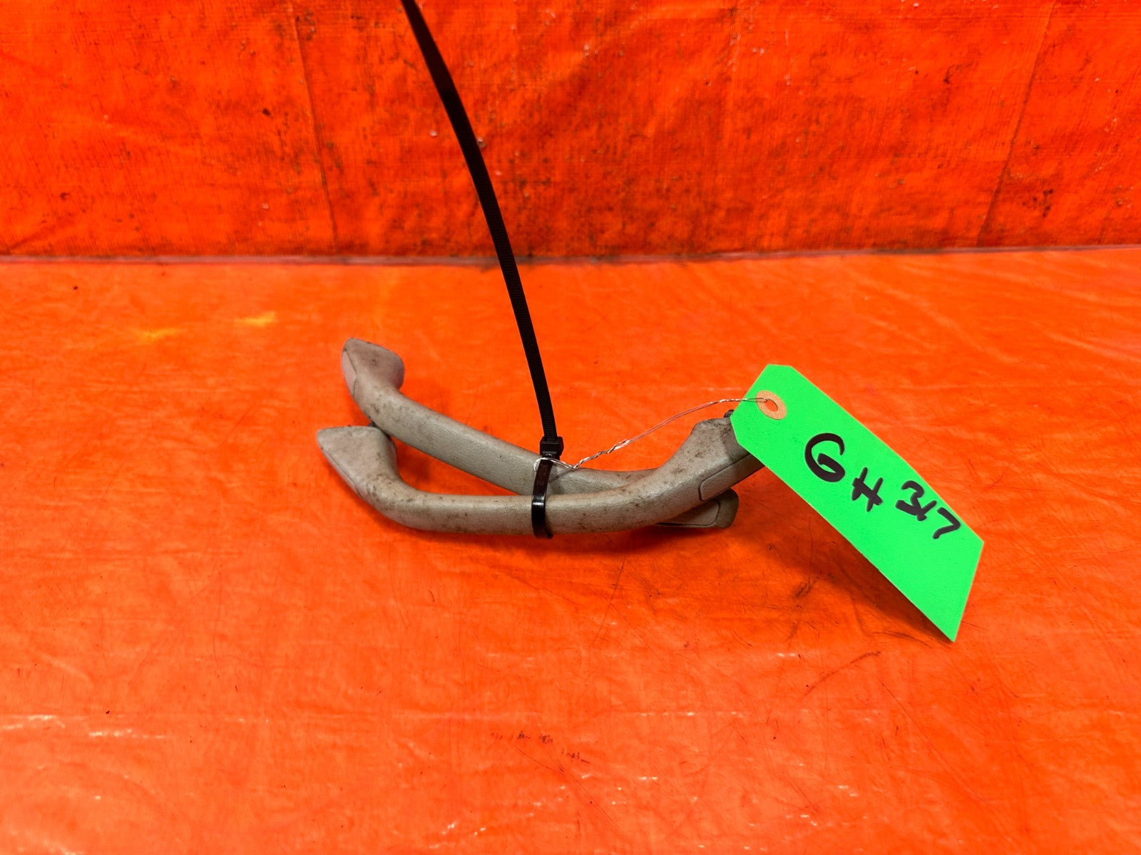 90 91 HONDA CIVIC HATCHBACK   INTERIOR HEADLINER GRAB HANDLES   LEFT & RIGHT 3171