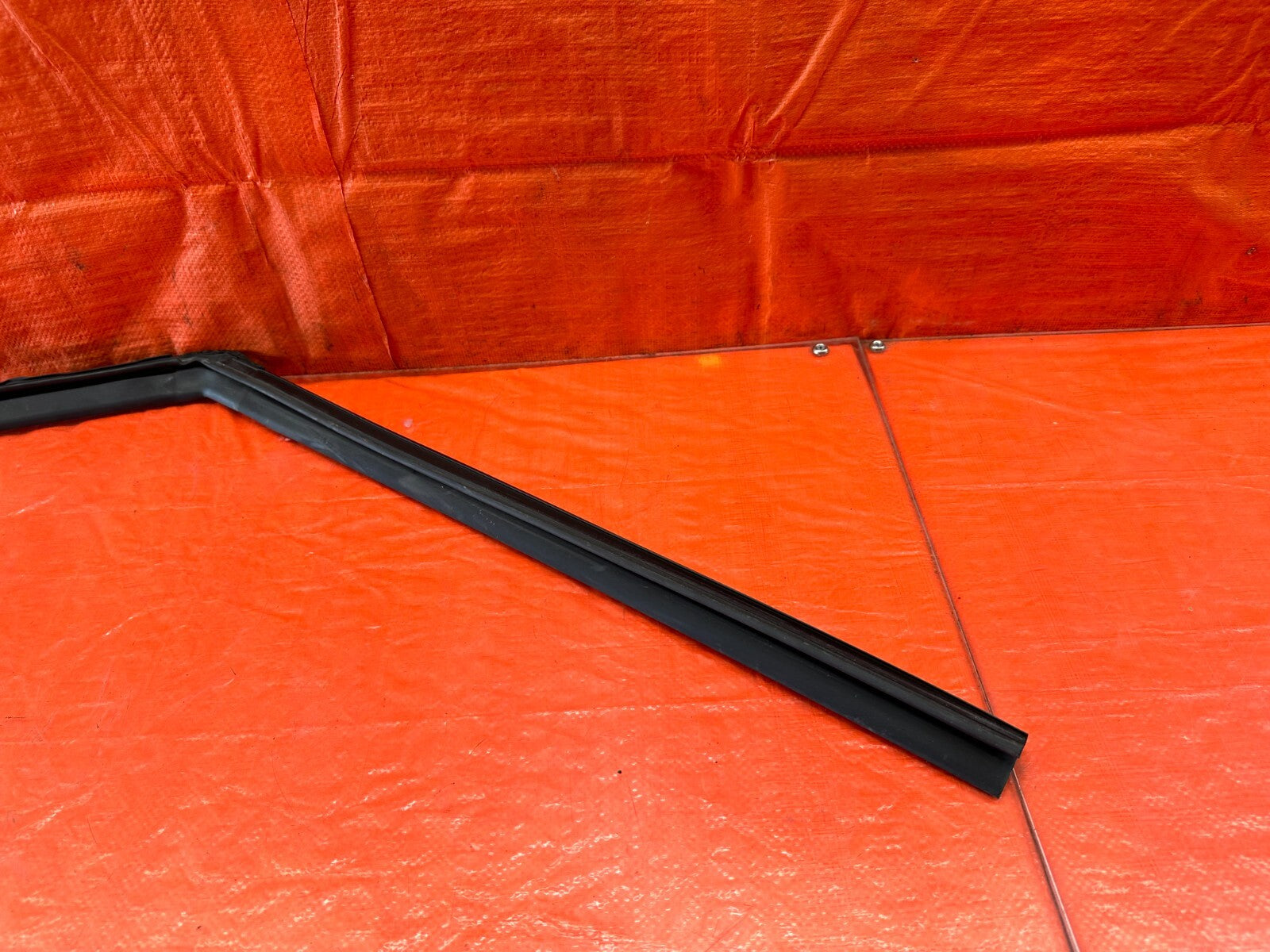 14 21 INFINITI Q50   PASSENGER RIGHT FRONT WINDOW GLASS RUN CHANNEL   OEM #2422