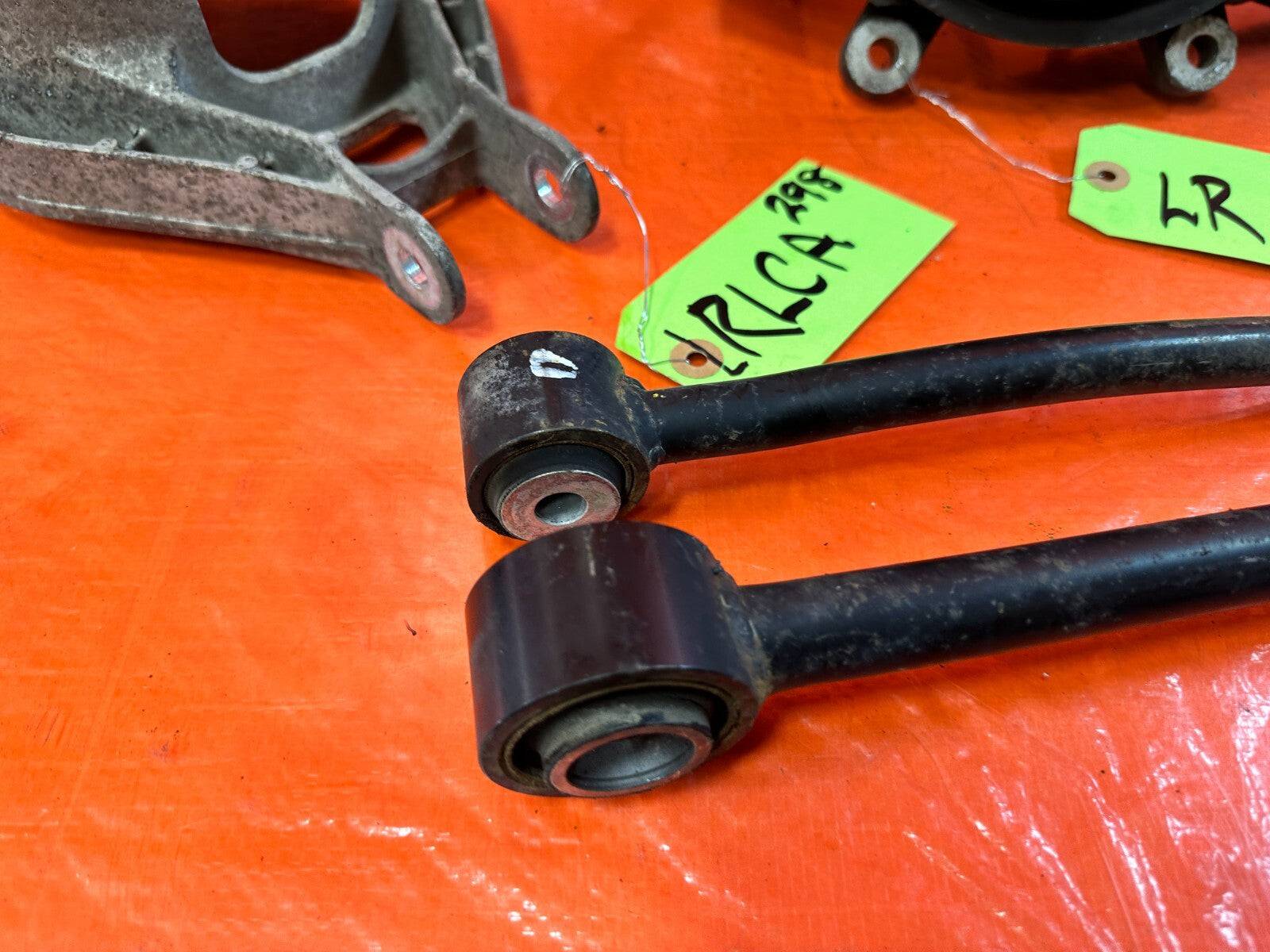 03 07 INFINITI G35 COUPE   LEFT REAR SPINDLE KNUCKLE HUB W/ ALL CONTROL ARMS 2986