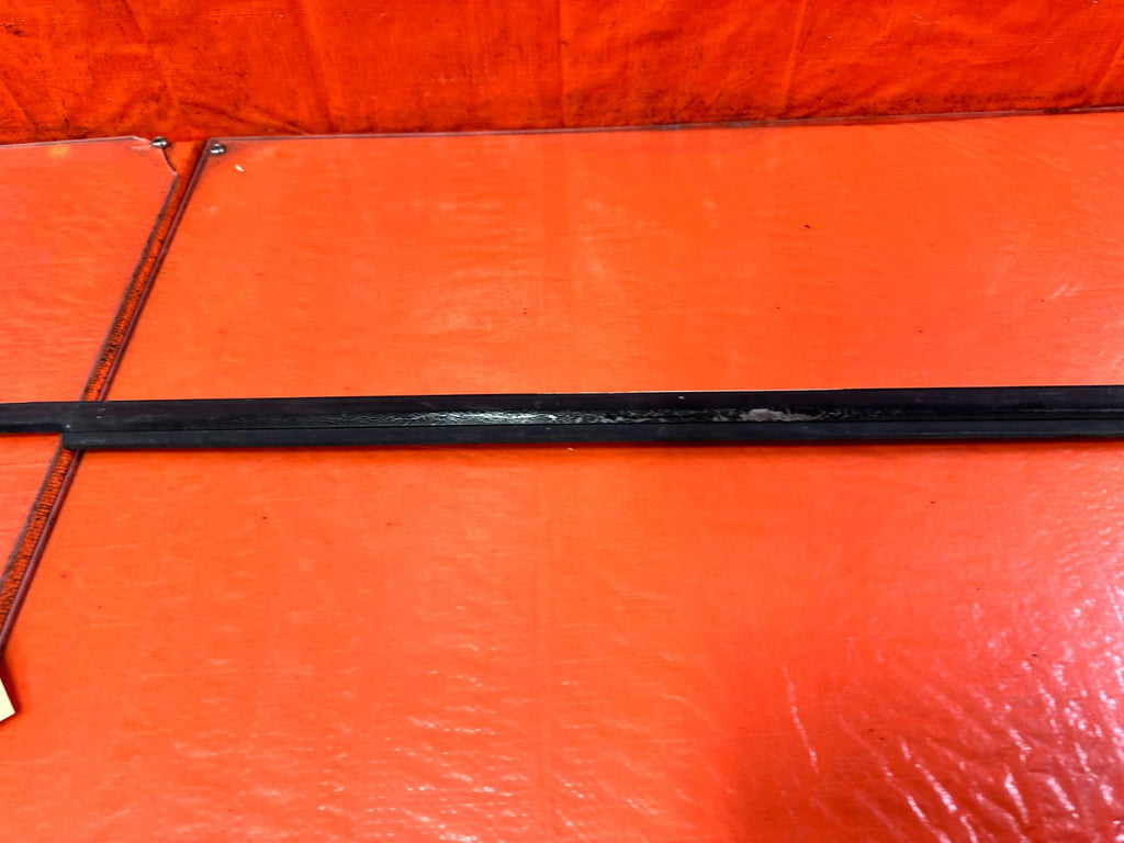 90 91 HONDA CIVIC HATCHBACK   RIGHT EXTERIOR WINDOW GLASS TRIM   OEM 3253