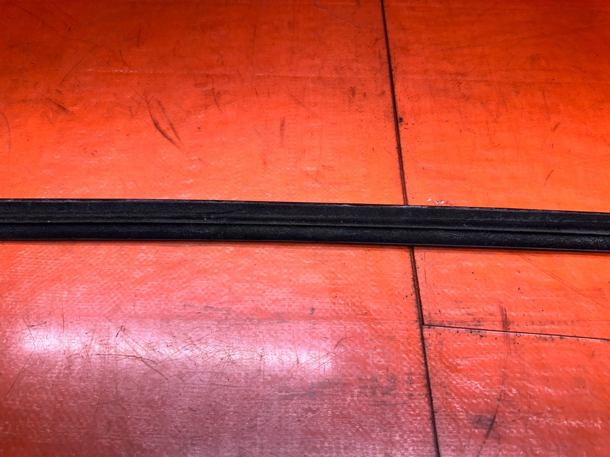 2016-2020 INFINITI Q60 COUPE PASSENGER RIGHT EXTERIOR GLASS TRIM OEM #20Q609