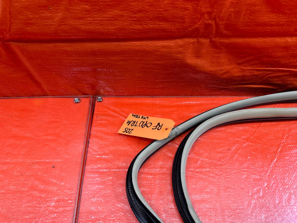 04 08 ACURA TSX   RIGHT FRONT DOOR TO CHASSIS WEATHER STRIP OPEN TRIM OEM #2058