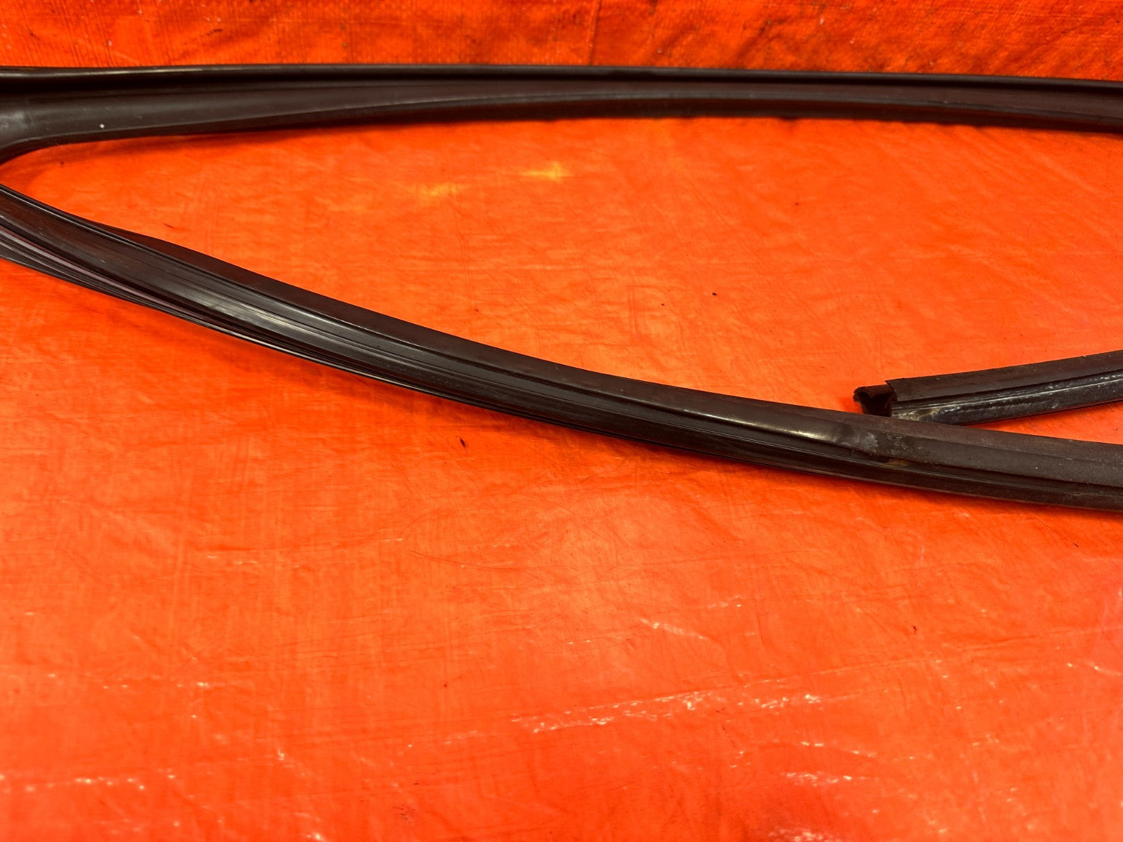 04 08 ACURA TSX   PASSENGER RIGHT FRONT WINDOW GLASS RUN CHANNEL   OEM #3045