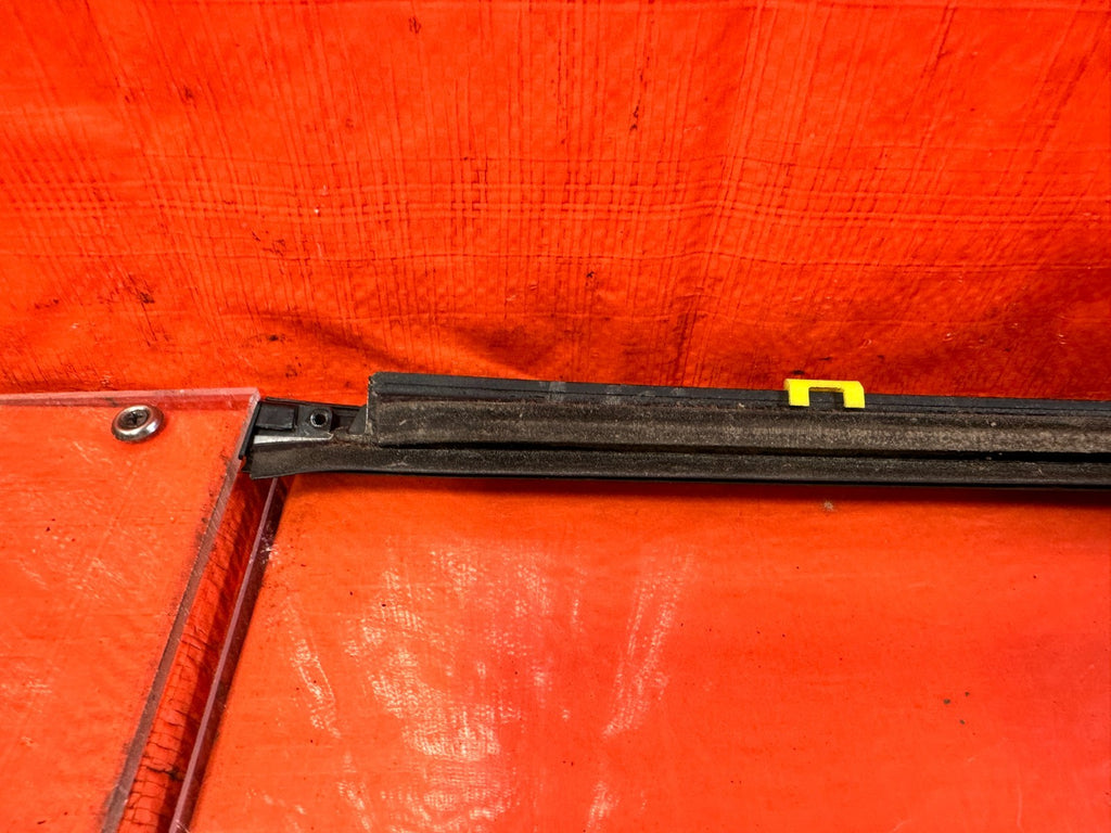 10 16 HYUNDAI GENESIS COUPE   PASSENGER RIGHT EXTERIOR WINDOW GLASS TRIM OEM 2996
