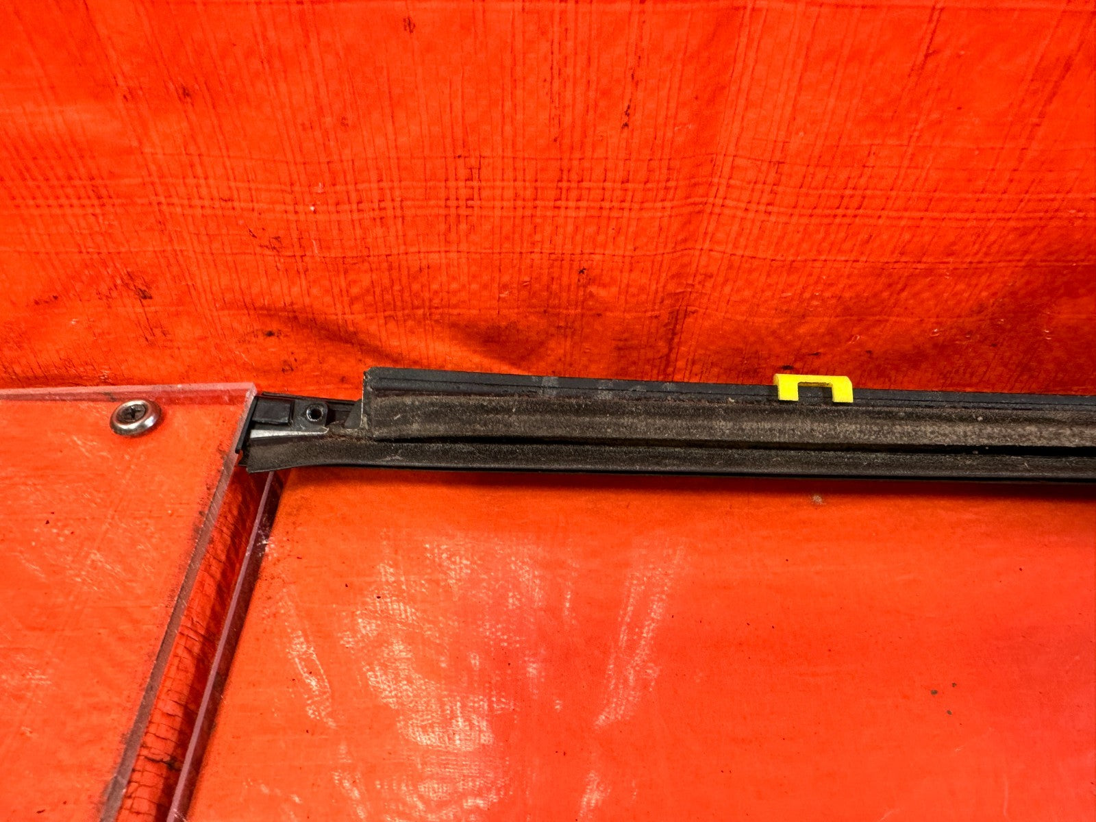 10 16 HYUNDAI GENESIS COUPE   PASSENGER RIGHT EXTERIOR WINDOW GLASS TRIM OEM 2996