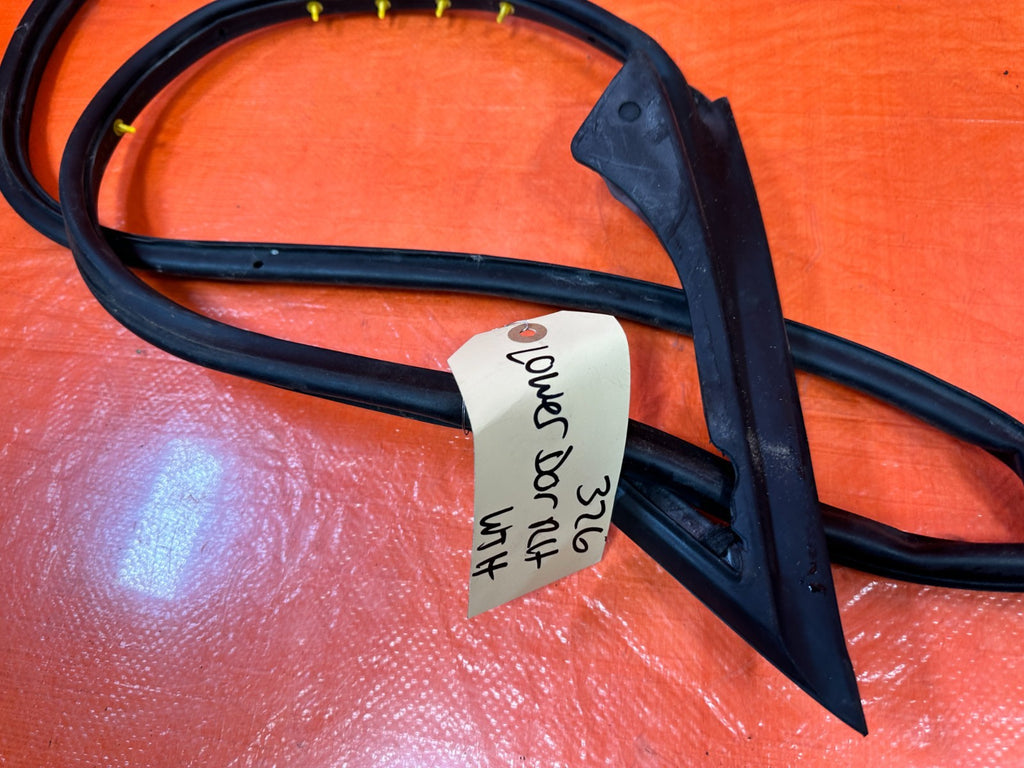 10 16 HYUNDAI GENESIS COUPE RIGHT LOWER DOOR WEATHER STRIP RUBBER SEAL 3264