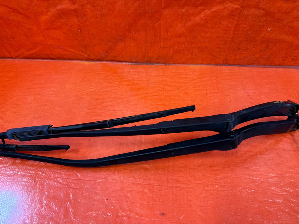 09 15 INFINITI G37 CONVERTIBLE   LEFT & RIGHT WINDSHIELD WIPER ARMS   OEM #3284