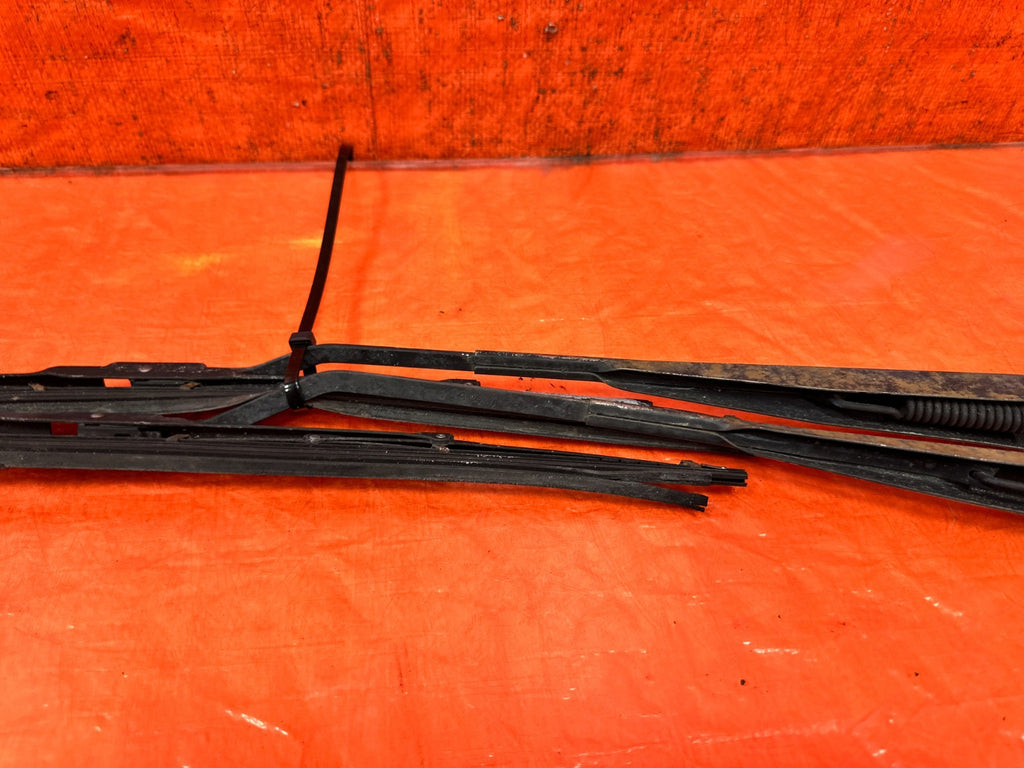 90 91 HONDA CIVIC HATCHBACK   LEFT & RIGHT WINDSHIELD WIPER ARMS   OEM 3258