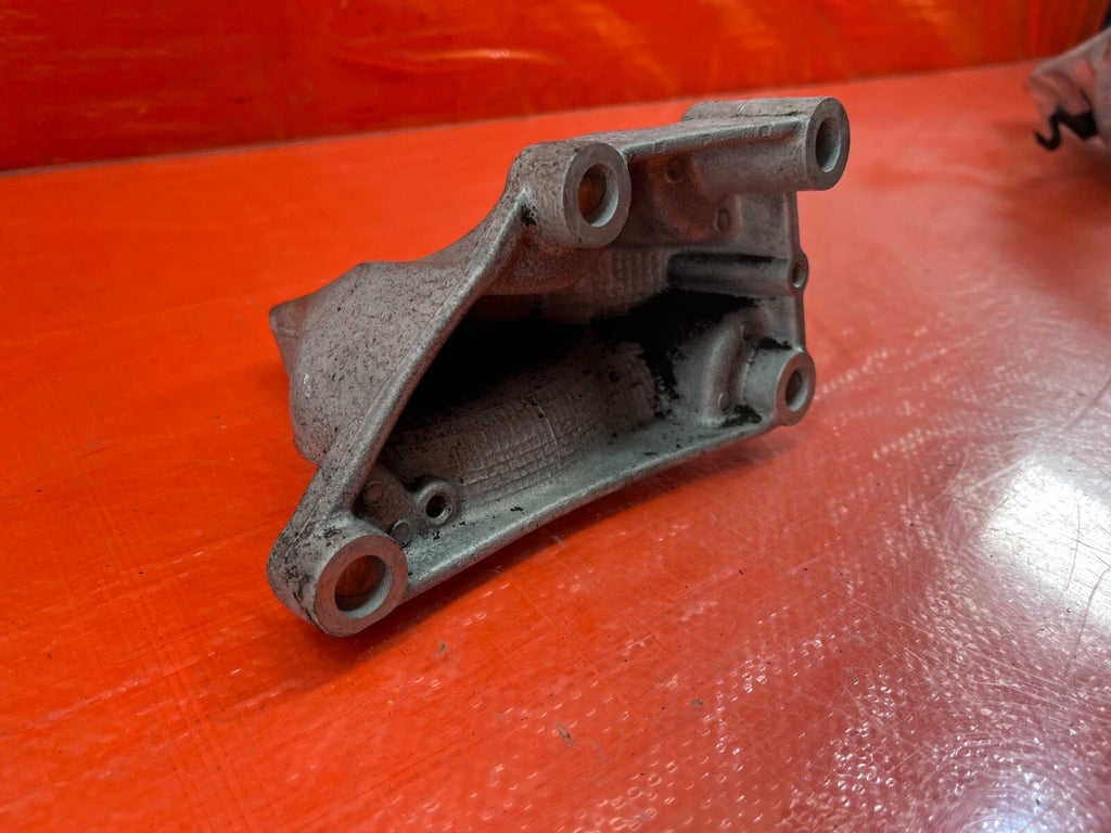 04 08 ACURA TSX   FRONT ALUMINUM ENGINE MOUNTING BRACKET   OEM #20912