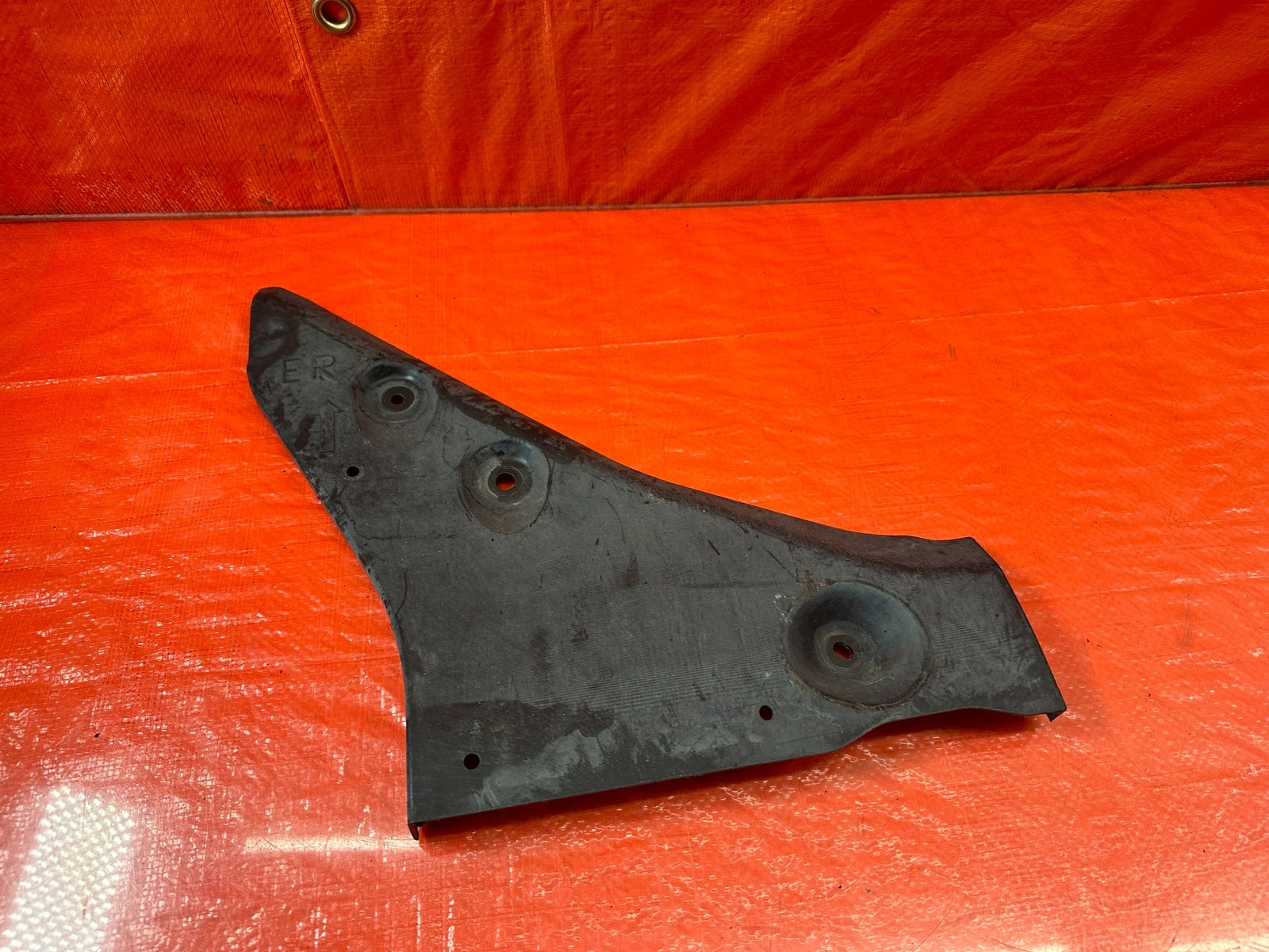 14 20 INFINITI Q50   SPLASH SHIELD TUNNEL STAY BRACKET RIGHT REAR   OEM #2150