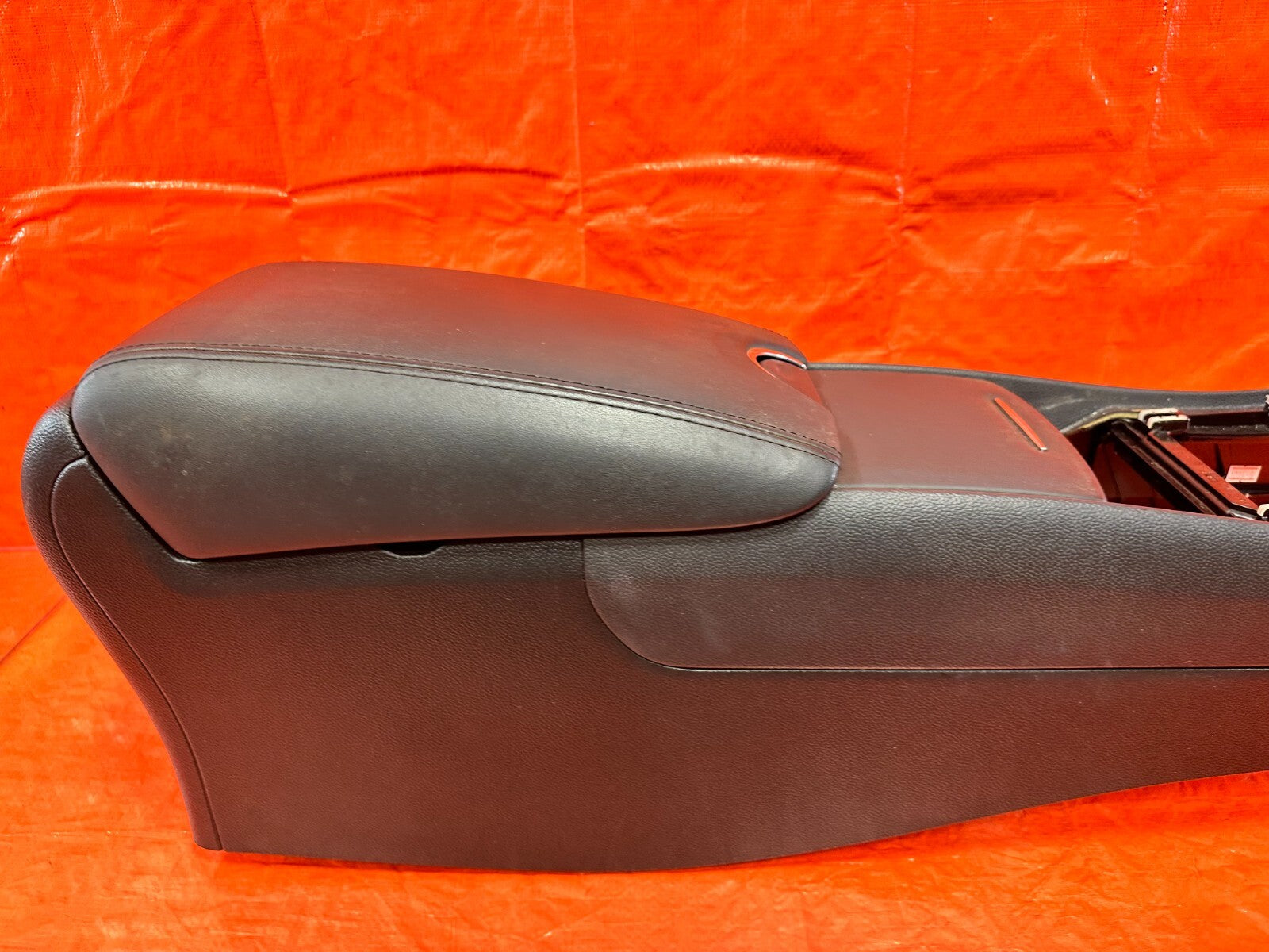 09 15 INFINITI G37 CONVERTIBLE   ARM REST / CENTER CONSOLE STORAGE COMPARTMENT  4