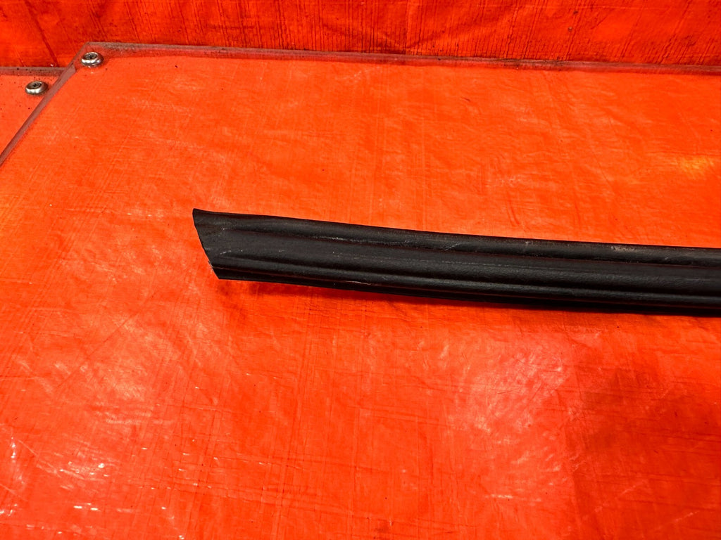 96 00 HONDA CIVIC   COUPE & HATCH   PASSENGER RIGHT DOOR GLASS SUB SEAL OEM #2879
