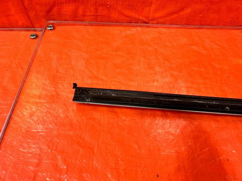 04 08 ACURA TSX   DRIVER LEFT EXTERIOR WINDOW GLASS TRIM   OEM FACTORY #27512