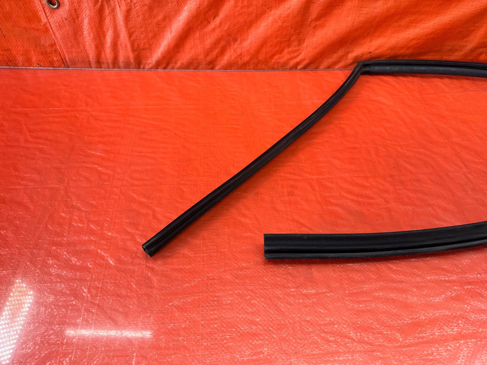09 10 ACURA TSX   PASSENGER RIGHT REAR WINDOW GLASS RUN CHANNEL   OEM #2331