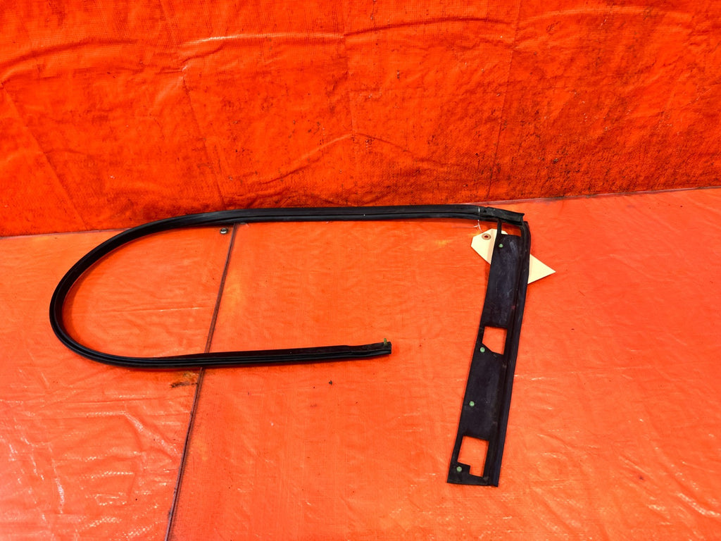 90 91 HONDA CIVIC HATCHBACK   RIGHT DOOR WINDOW GLASS SUB SEAL   OEM 3270