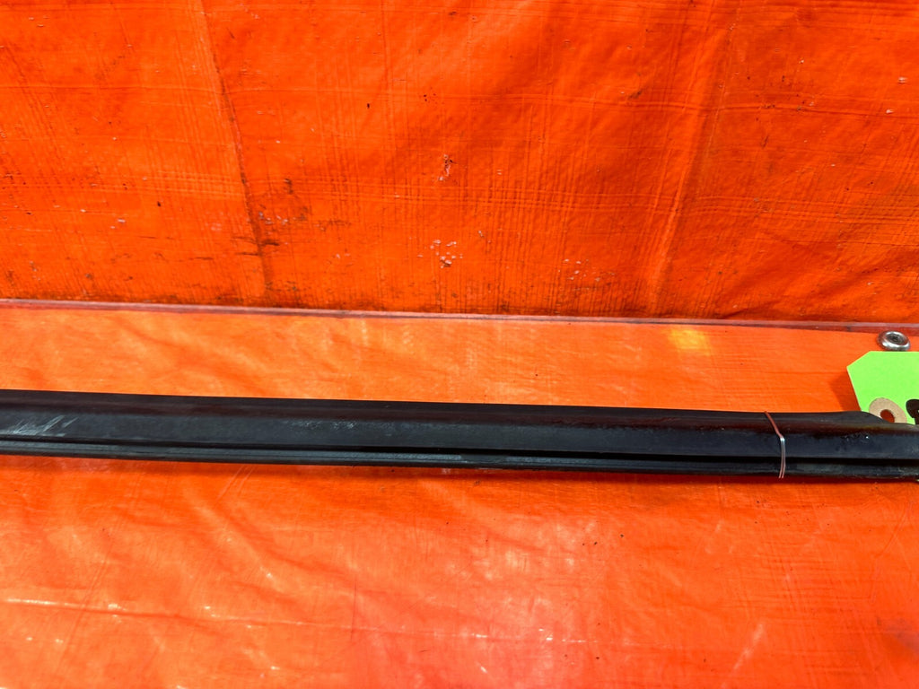 03 07 INFINITI G35 COUPE   PASSENGER RIGHT EXTERIOR WINDOW GLASS TRIM   OEM 2982