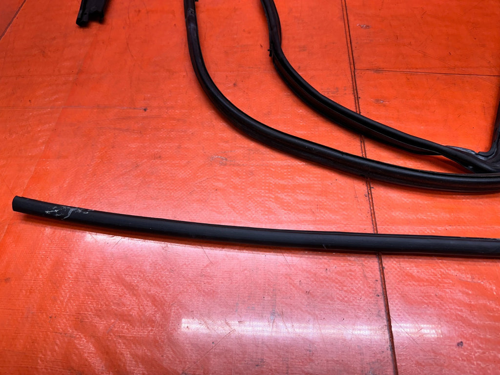 97 01 HONDA PRELUDE 2.2L PASSENGER RIGHT FRONT DOOR WEATHER STRIP SEAL OEM #33512