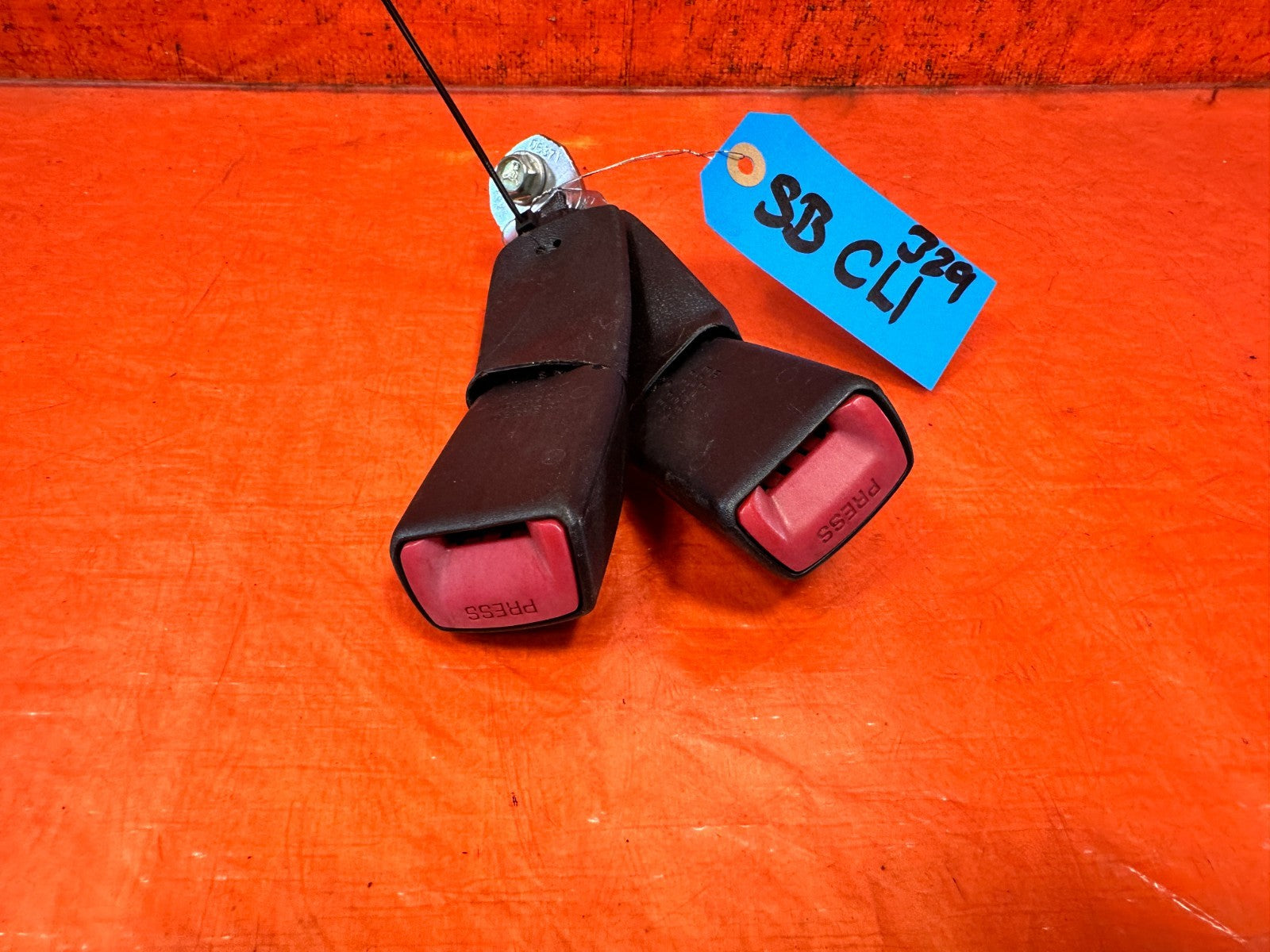 09 15 INFINITI G37 CONVERTIBLE LEFT & RIGHT REAR SEAT BELT CLIPS BUCKLES OEM 3292