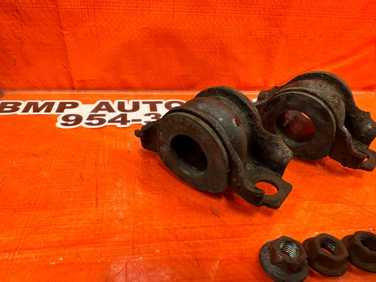 08 15 INFINITI G37 & Q60 COUPE   LEFT & RIGHT REAR SWAY BAR BRACKETS   OEM #2455