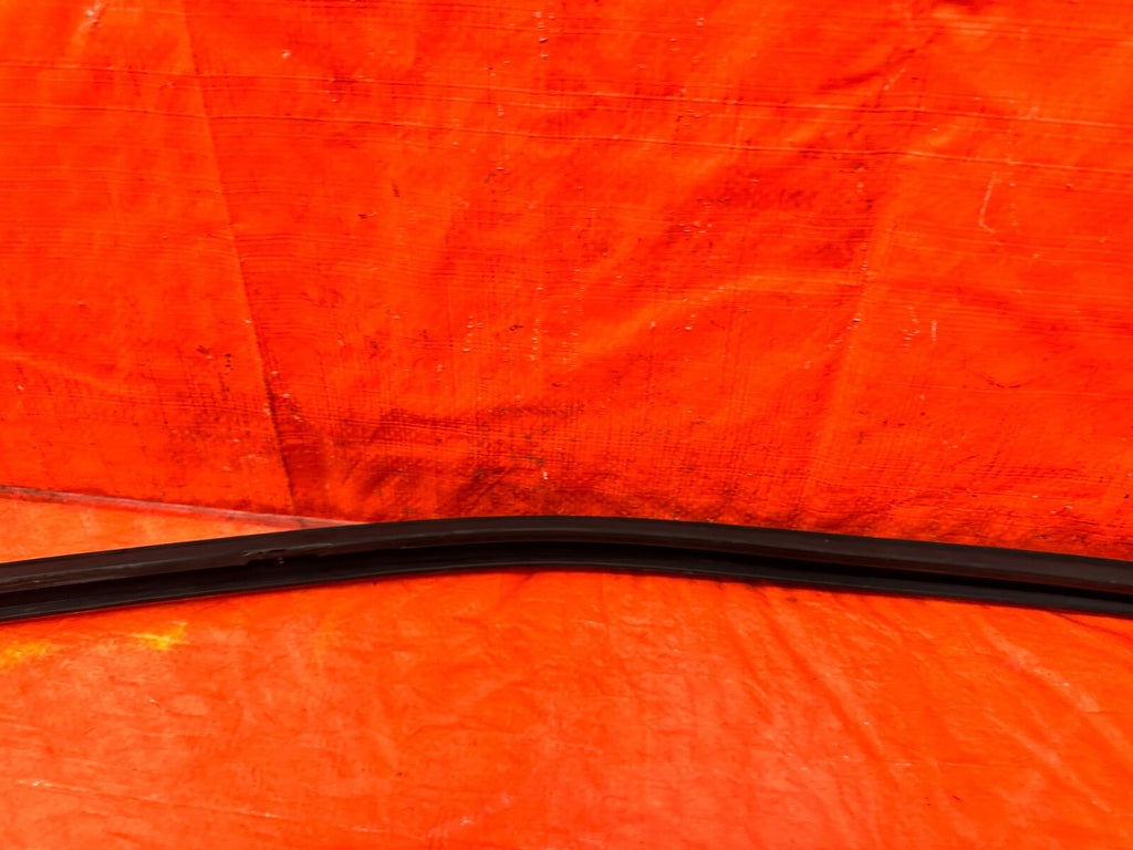96 00 HONDA CIVIC   SEDAN   PASSENGER RIGHT REAR DOOR WINDOW RUN CHANNEL   29712