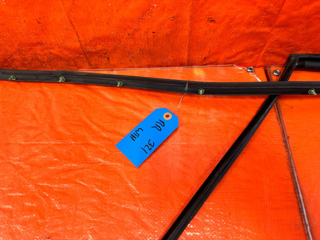09 14 ACURA TSX   PASSENGER RIGHT FRONT   WEATHER STRIP & RUN CHANNEL OEM 3218