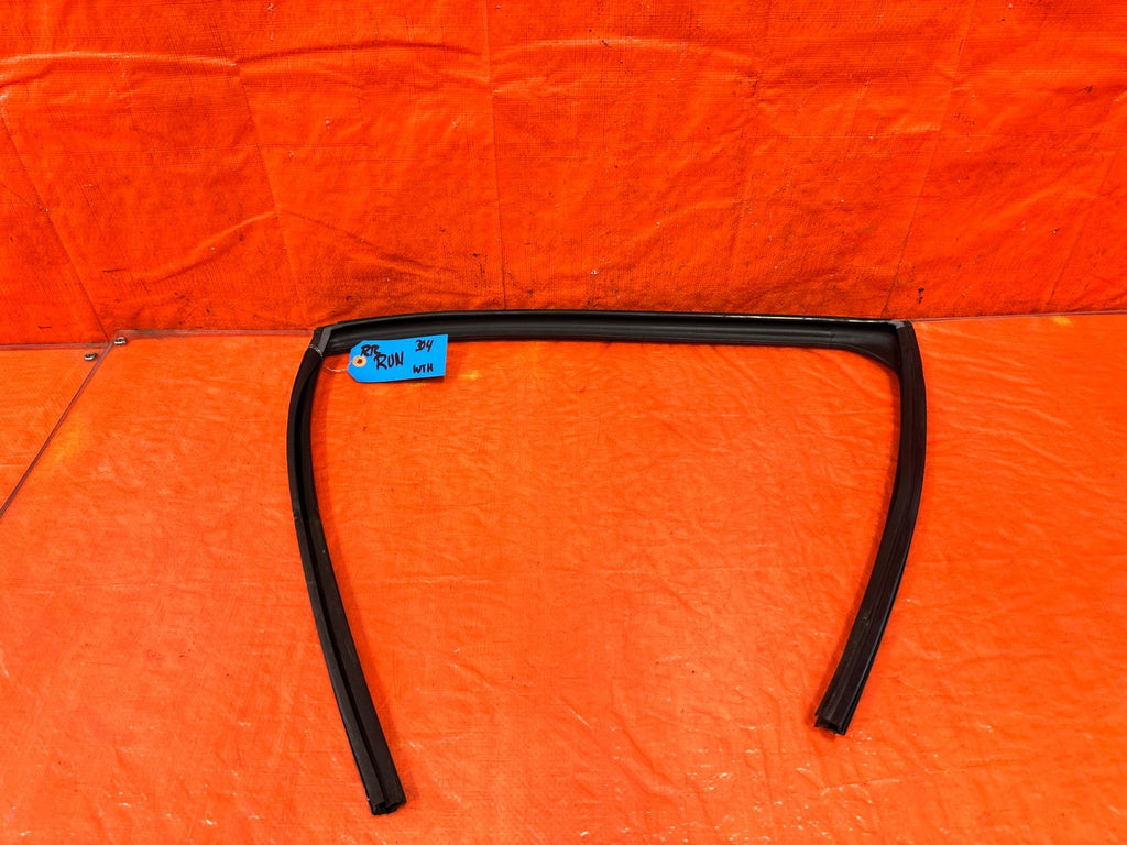 04 08 ACURA TSX   PASSENGER RIGHT REAR WINDOW GLASS RUN CHANNEL   OEM #3041