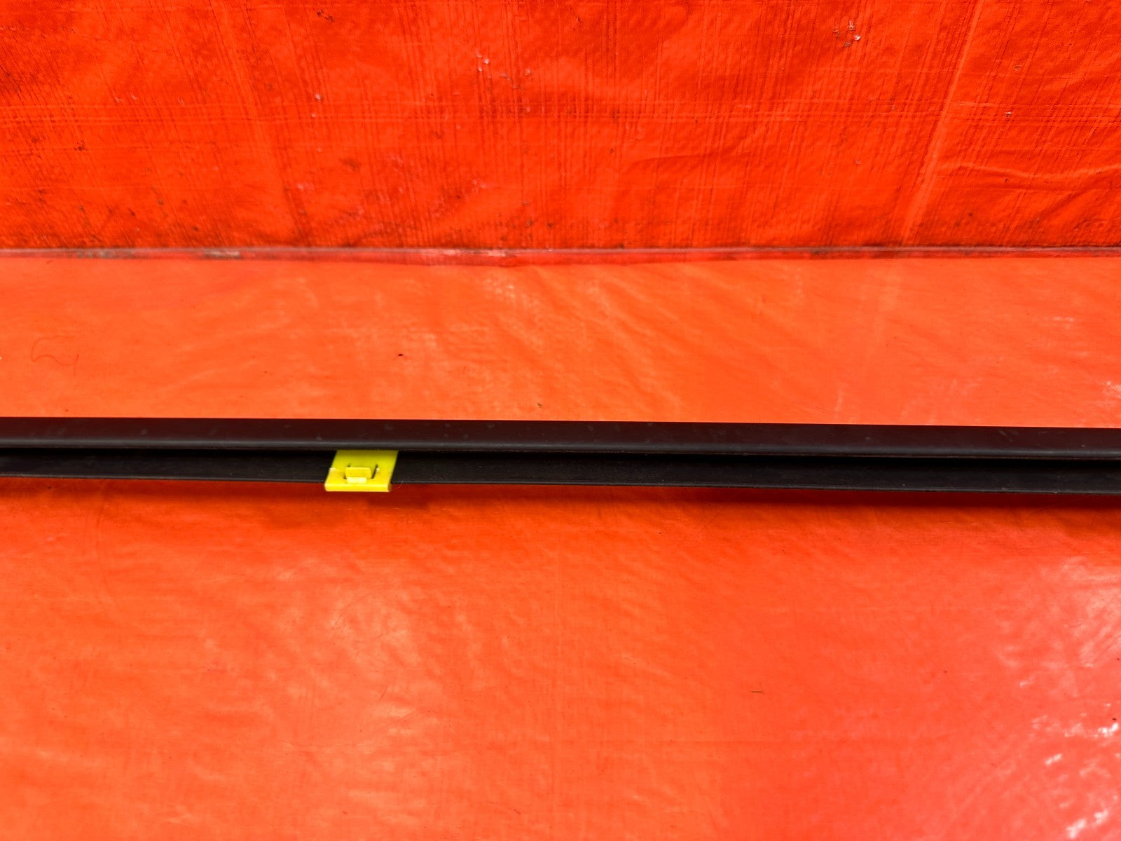10 16 HYUNDAI GENESIS COUPE   PASSENGER RIGHT EXTERIOR WINDOW GLASS TRIM OEM 2993