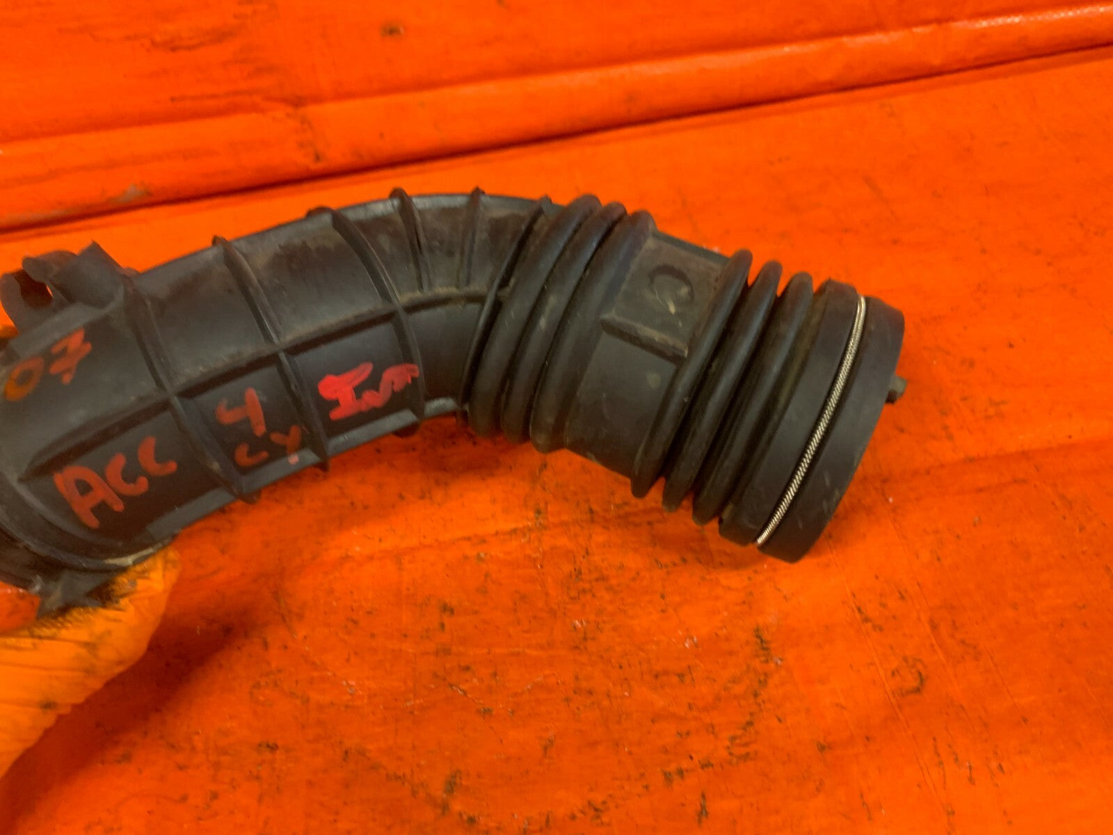06 07 HONDA ACCORD 2.4L 4 CYL   AIR INTAKE TUBE ARM   17228 RAD L61   OEM OE1