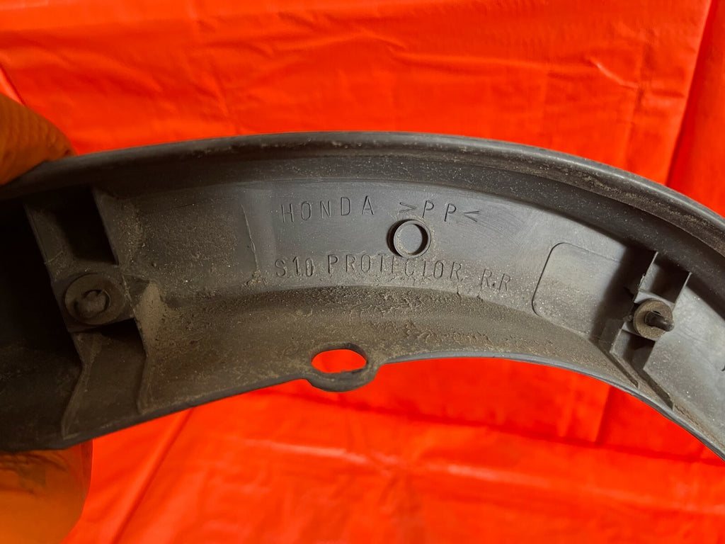 97 01 HONDA CR V CRV   PASSENGER RIGHT REAR   OVER FENDER TRIM PLASTIC   OEM OE9