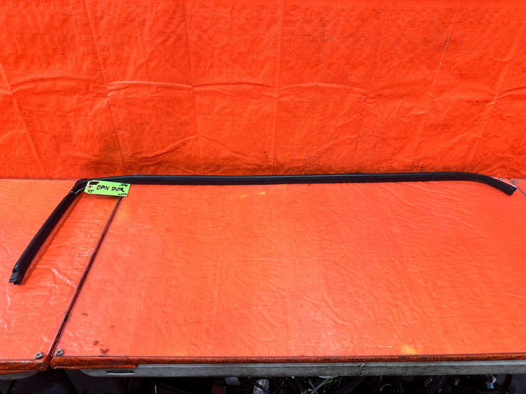 02 05 HONDA CIVIC SI EP3   CHASSIS TO DOOR OPEN TRIM WEATHER STRIP RIGHT OEM 3060
