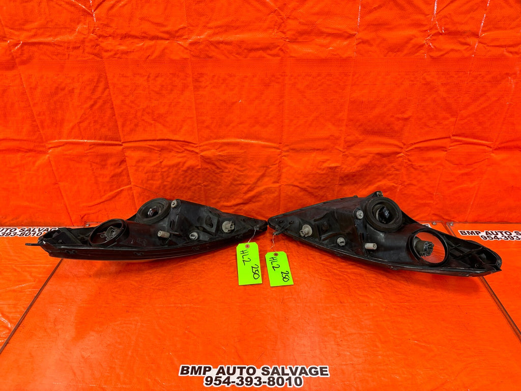 00 05 TOYOTA CELICA   LEFT & RIGHT   HALOGEN HEADLIGHTS HEADLAMPS   OEM #25021
