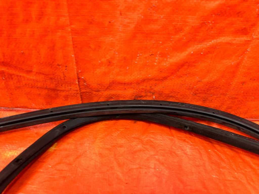 96 00 HONDA CIVIC SEDAN   DRIVER LEFT REAR   WEATHER STRIP SEAL GASKET OEM #2978