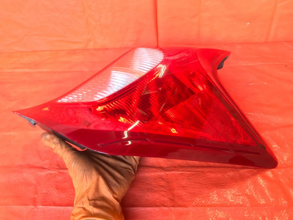 OEM 2015 2016 2017 NISSAN VERSA   HATCHBACK   PASSENGER RIGHT TAIL LIGHT LAMP 174