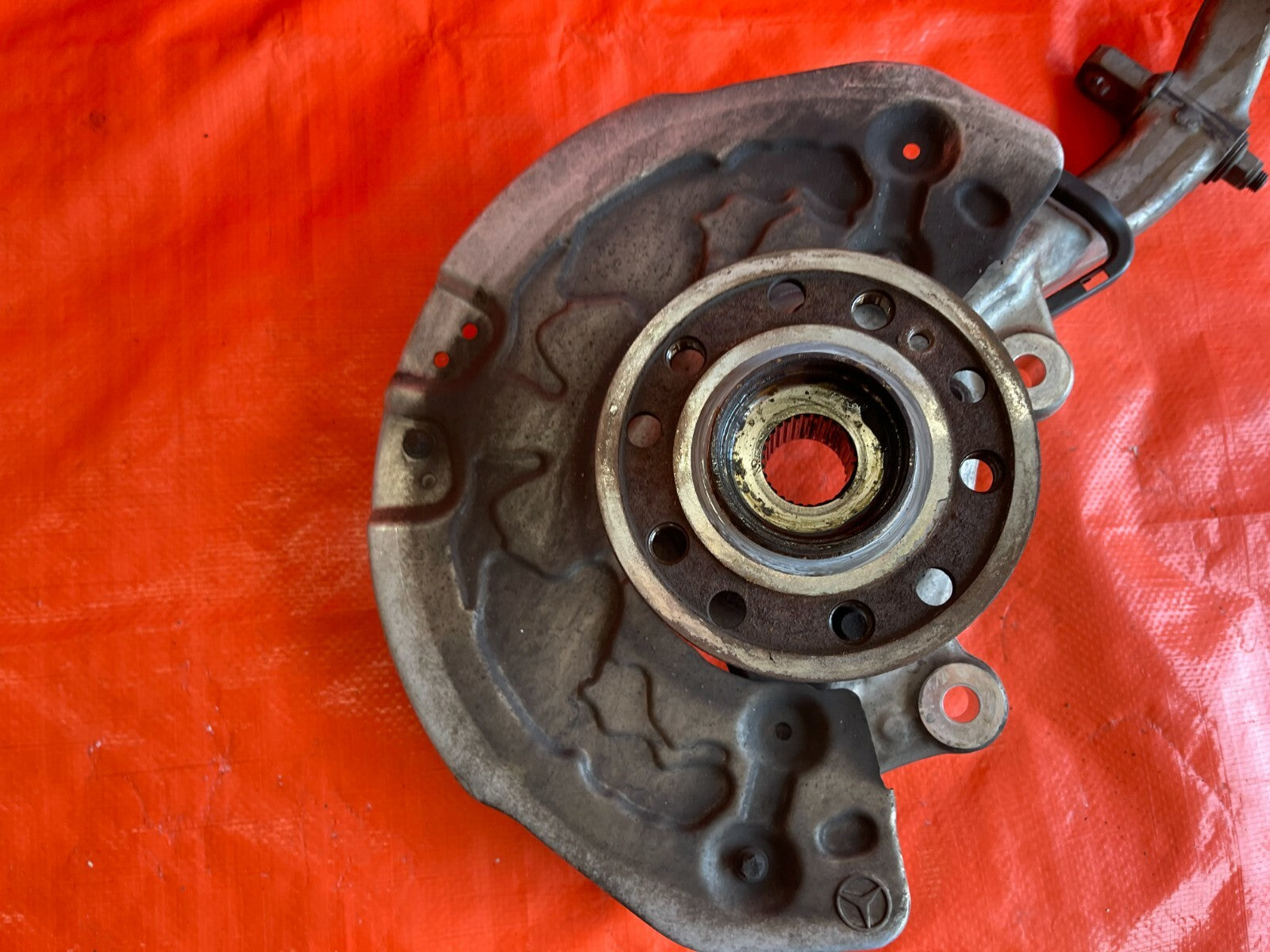 15 20 MERCEDES BENZ C300 W205 4MATIC DRIVER LEFT FRONT SPINDLE KNUCKLE HUB OEM 5