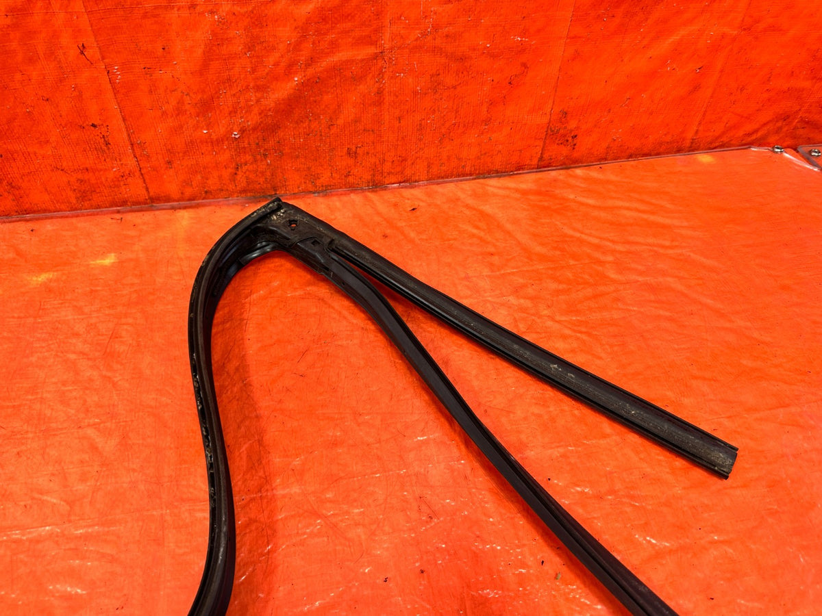14-20 INFINITI Q50 - RIGHT REAR DOOR WEATHER STRIP OPEN TRIM OEM #3132