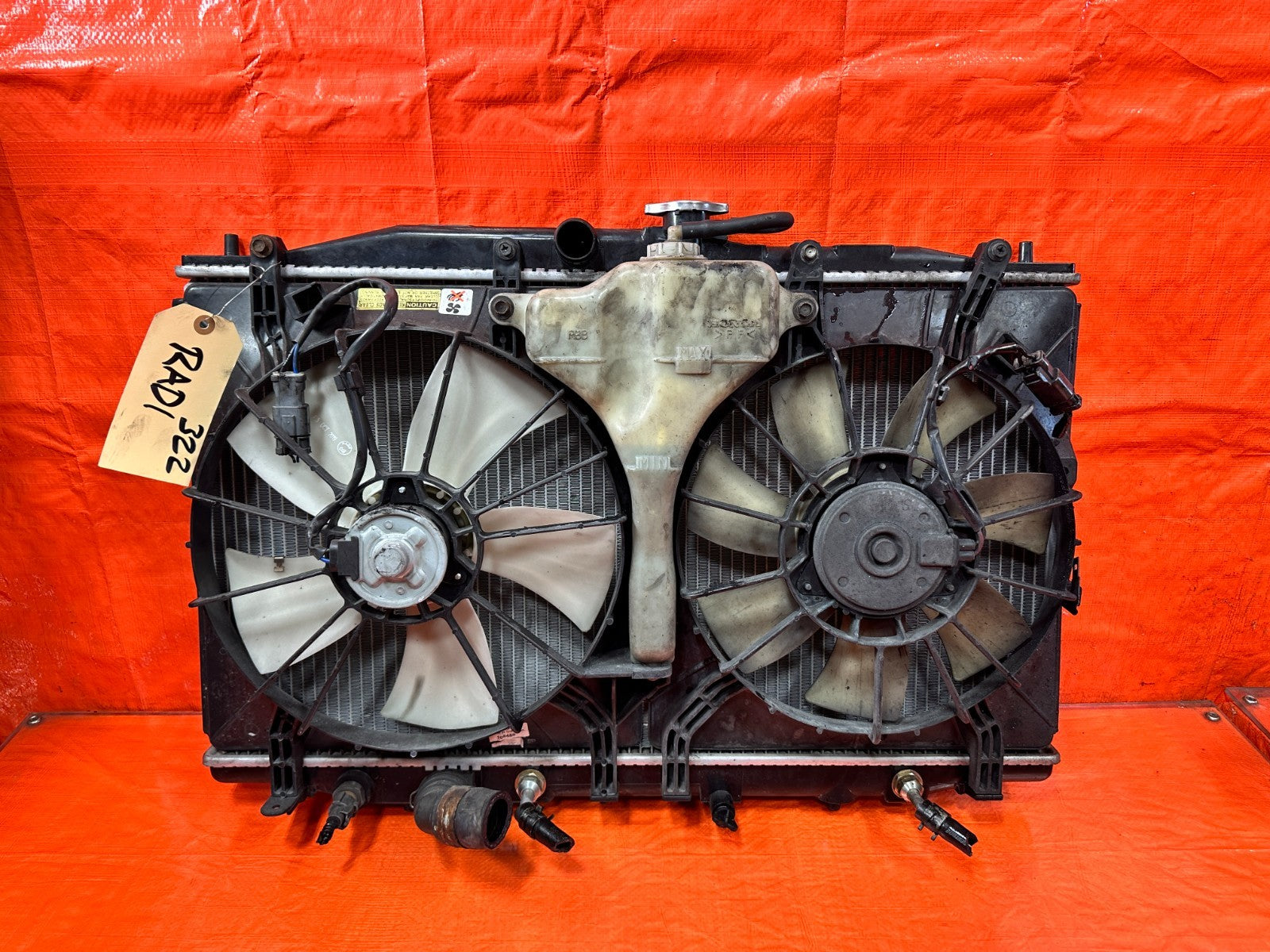 04 05 ACURA TSX   AUTOMATIC RADIATOR WITH BOTH COOLING FANS AND TANK OEM #3220