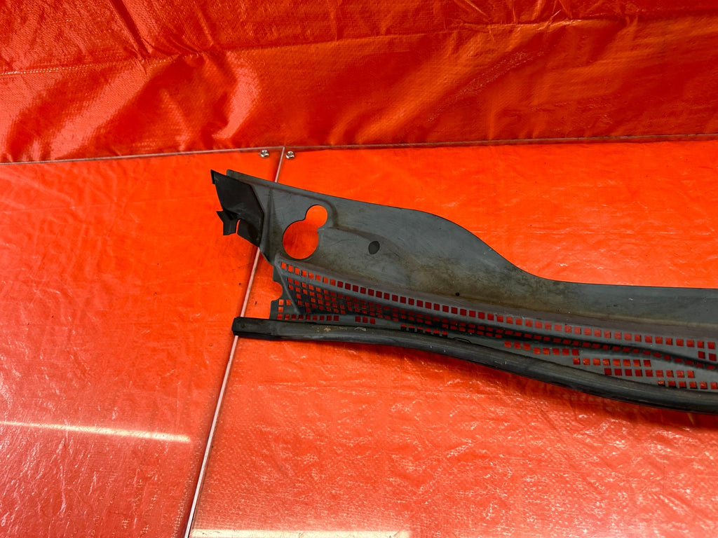 95 98 HONDA ODYSSEY   WINDSHIELD WIPER COWL TRIM PLASTIC   OEM FACTORY #19310