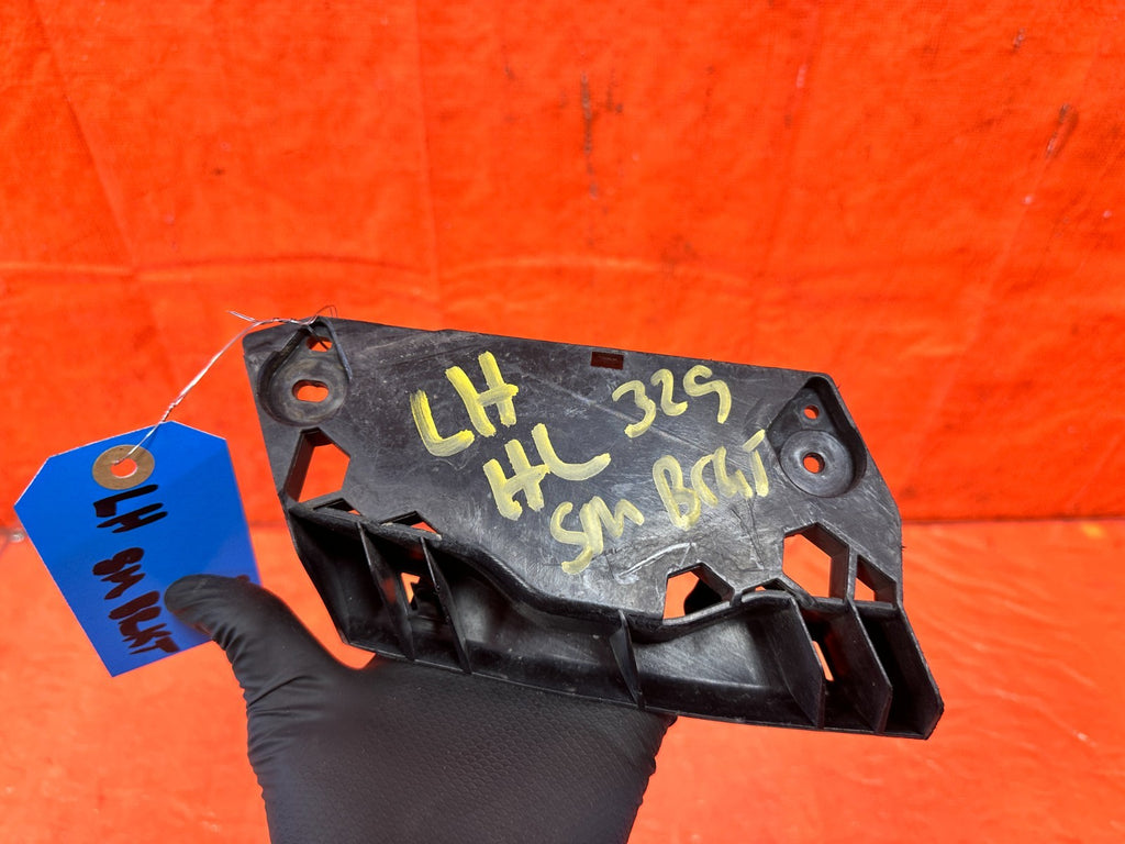 09 15 INFINITI G37 CONVERTIBLE   LEFT HEADLIGHT MOUNTING BRACKET   32325 1103L2
