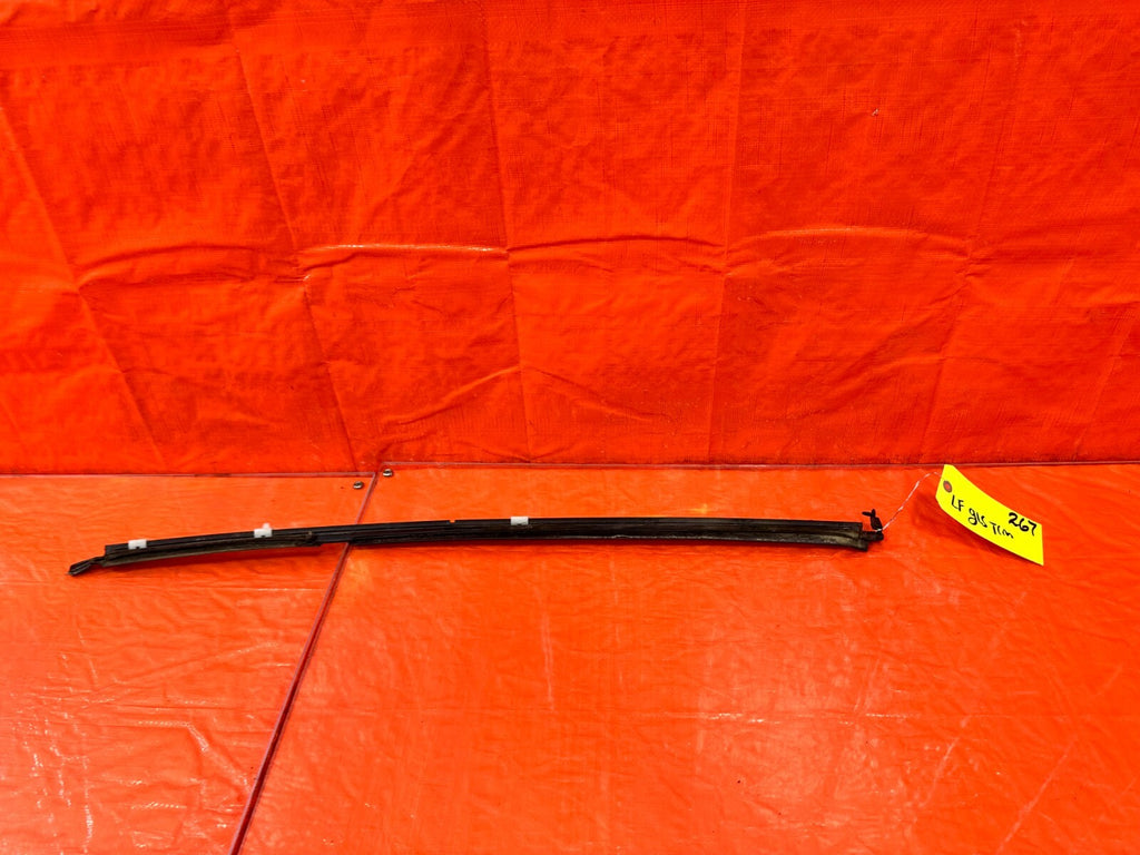 90 97 MAZDA MX 5 MIATA   DRIVER LEFT EXTERIOR WINDOW GLASS TRIM   OEM #2679